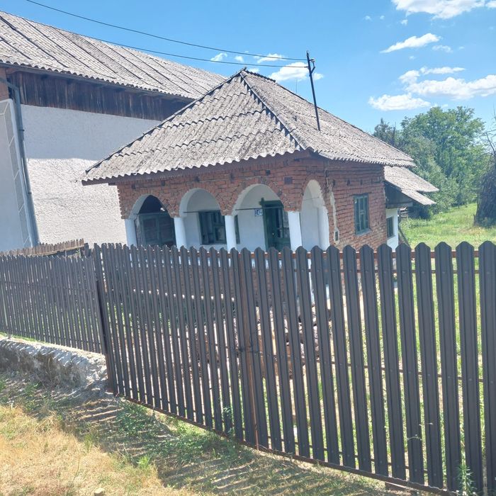 Vând casa cu terenul aferent 1200