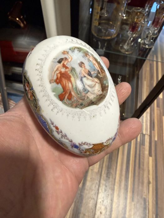 красива порцеланова кутийка за бижута Corona