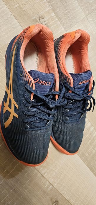 Продавам дамски маратонки Asics