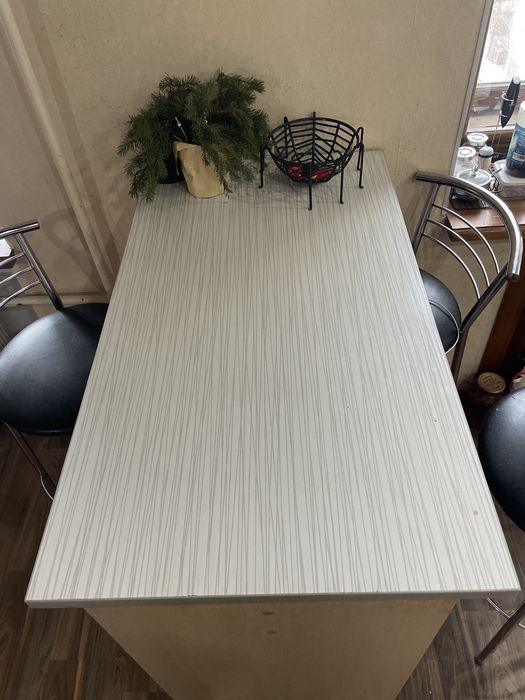 Продам стол и 4 барных стульев