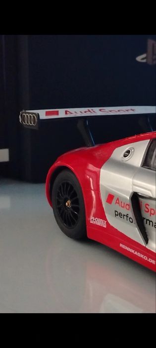 Чисто нова колекционерска количка audi r8 има страхотни детайли