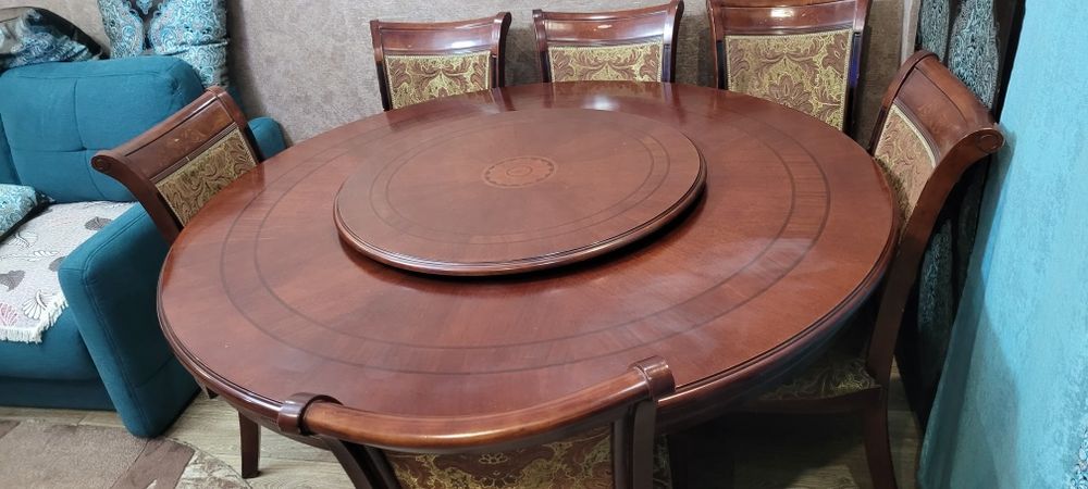 Стол в гостинную