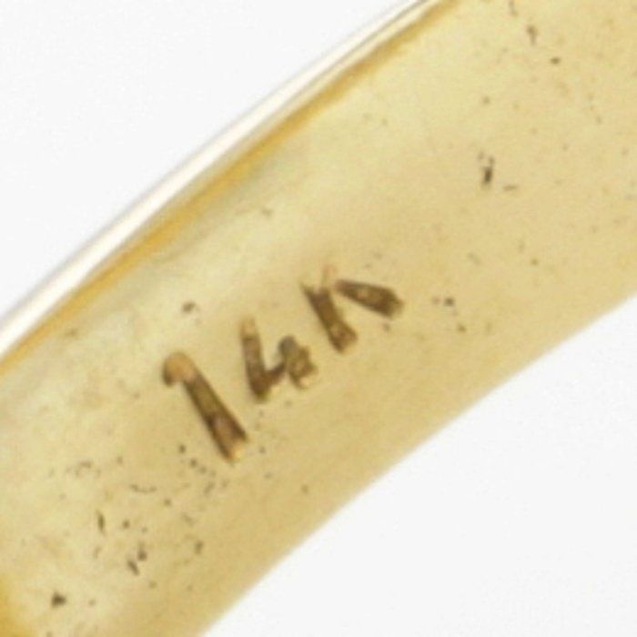 Inel vintage de aur  14 k cu opal natural alb. Greutate 7,3 grame.