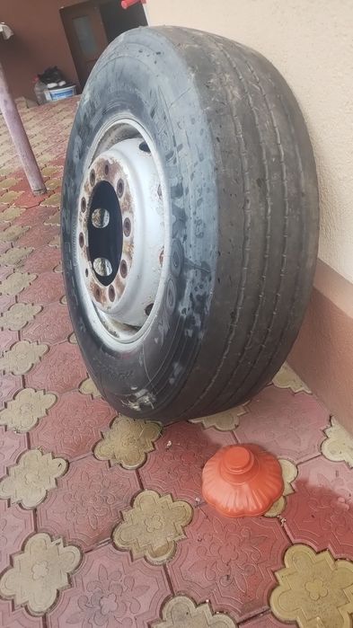 Camion cu macara