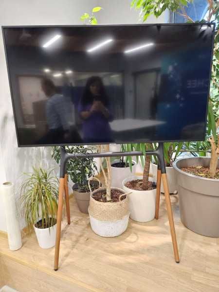 Телевизор Самсунг 55 inch със собствена стойка
