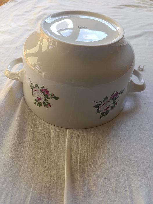 Супник неизползван.Български порцелан