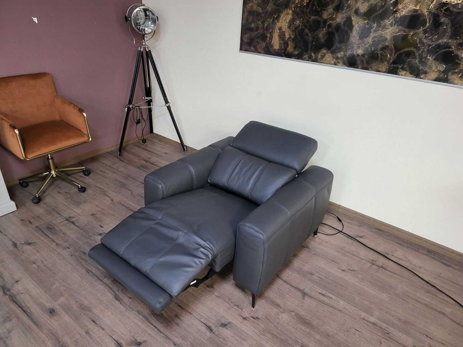 Тъмно сив кожен фотьойл с електрически релаксиращ механизъм