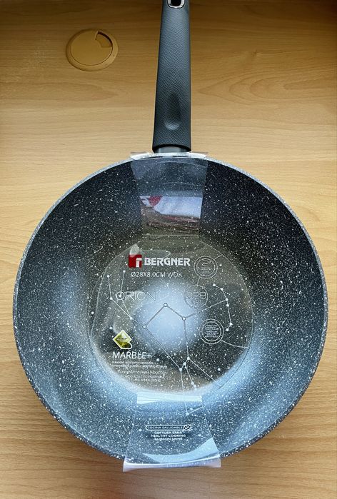 Мраморен ЧИСТО НОВ тиган уок с ергономична дръжка‼️