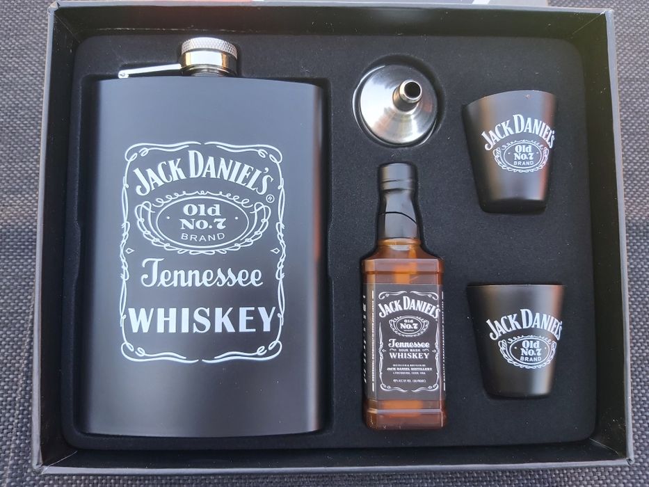 Подаръчен комплект Jack Daniel's,манерка,запалка и чаши,четири модела