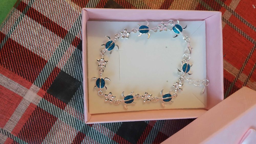 Нова, сребърна гривна. Различни модели. Цена 25/75 лв.В кутия.