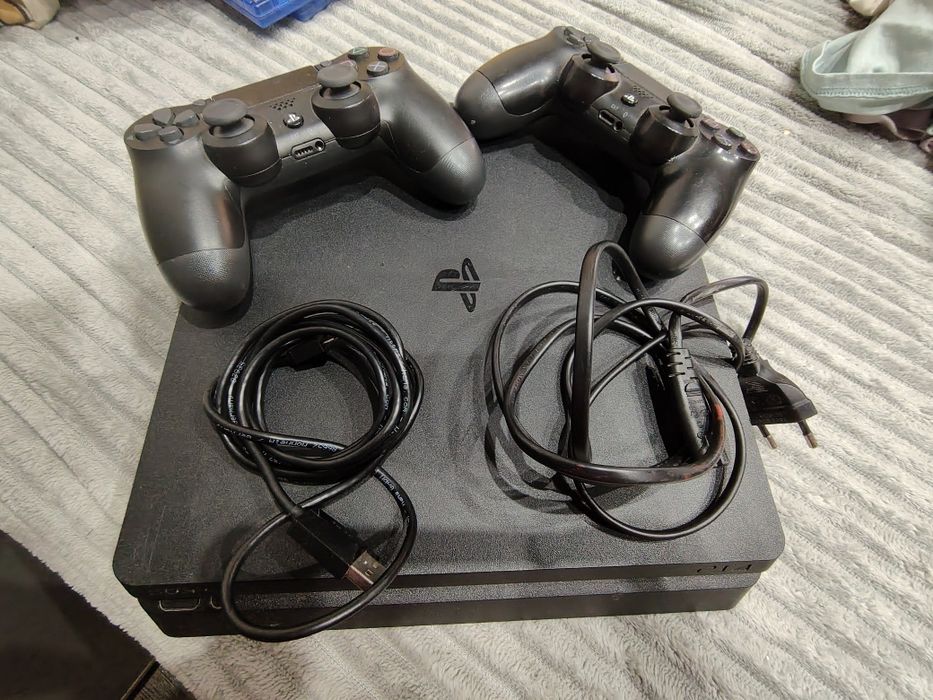 Плейстейшън с 2 джойстика и игри Комплект.