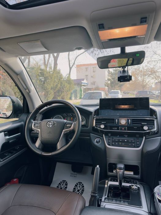 Toyota Land Cruiser 200, 2019 г. — 84 000 км—Белый — 4.0 V6 — бак 150л