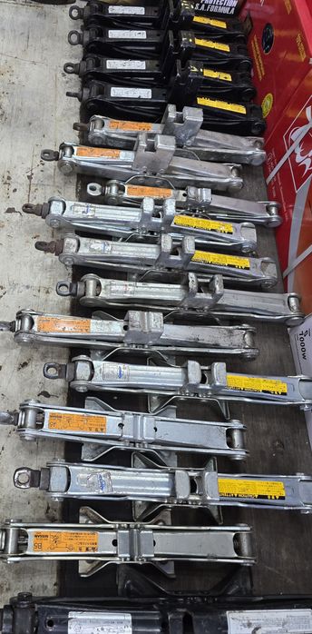 Домкраты оригинальные б/у