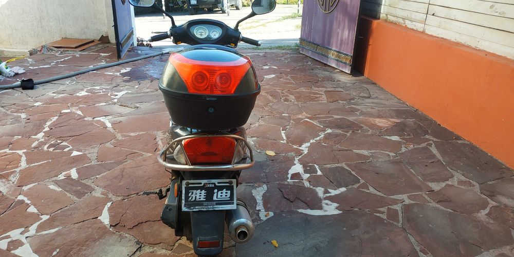 Продам мопед Yadea