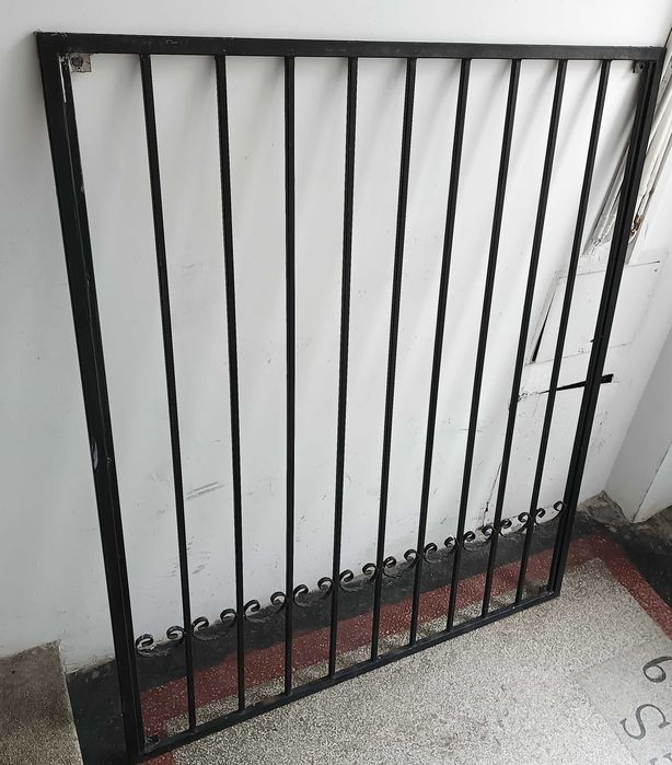 Vand 2 grilaje metalice pentru ferastra