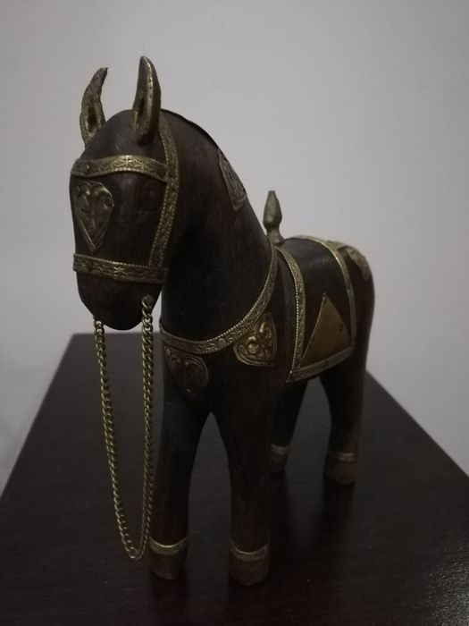 Дървена статуетка на кон с месингови орнаменти. Чудесен подарък.