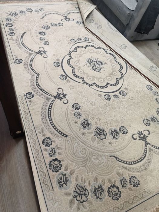 Ковёр светлый, размер 2 на 3