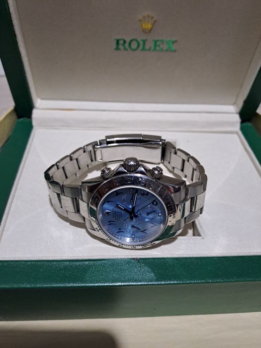 Мужские наручные часы.