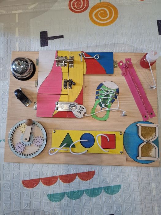 Ръчно правен бизиборд