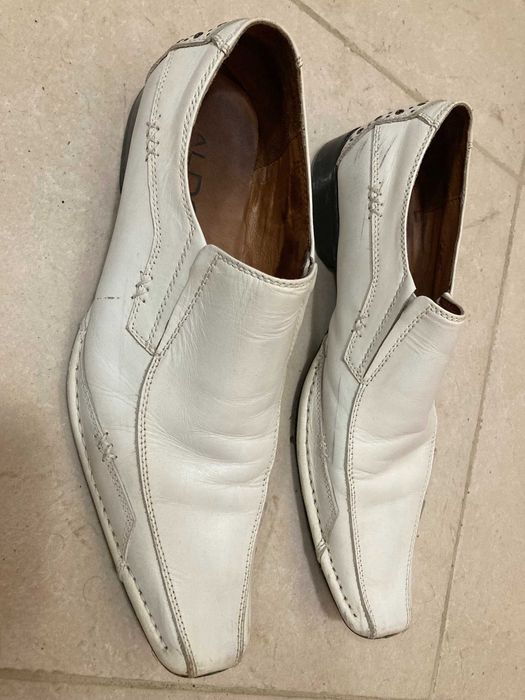 Екстравагантни бели обувки търсят своя нов собствек