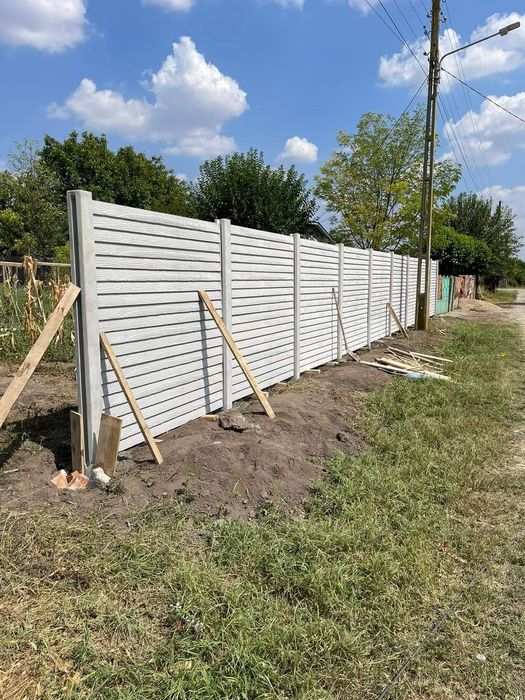 Gard din placi si stalpi de beton armat