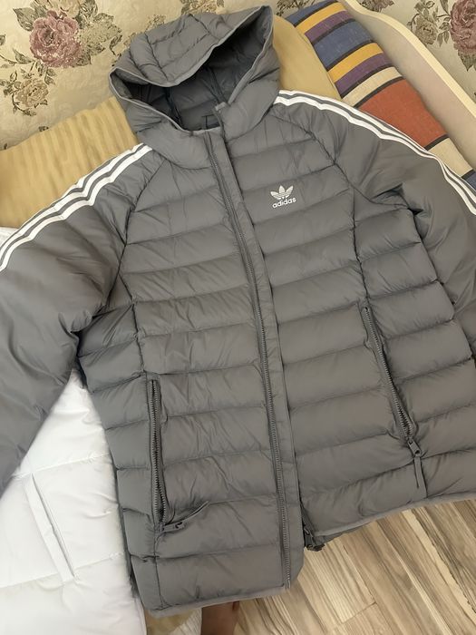 Куртки adidas.