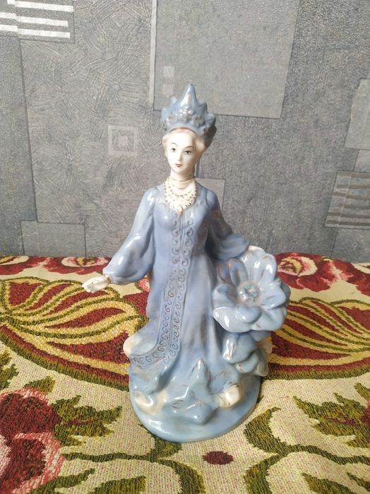 Продается фарфоровая статуэтка