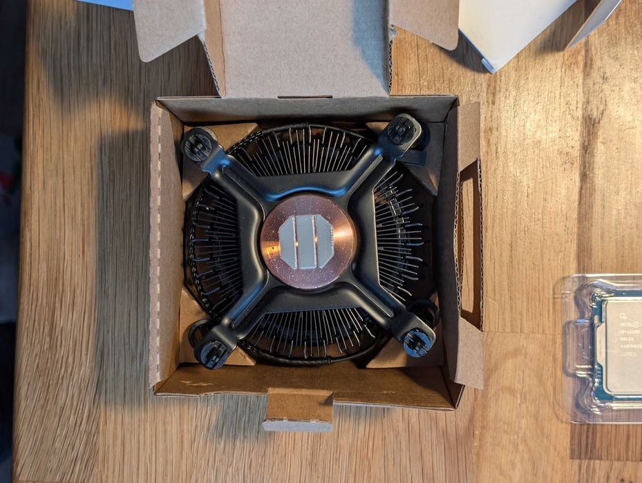 Intel i3 12100 (cu GPU integrat) si Cooler Intel Nefolosit