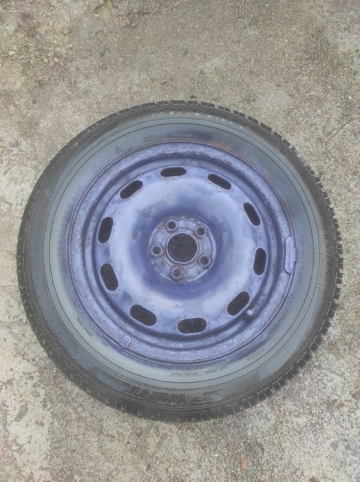 Jantă cu anvelopa de iarnă 195/65/R15 și 4 jante. De
