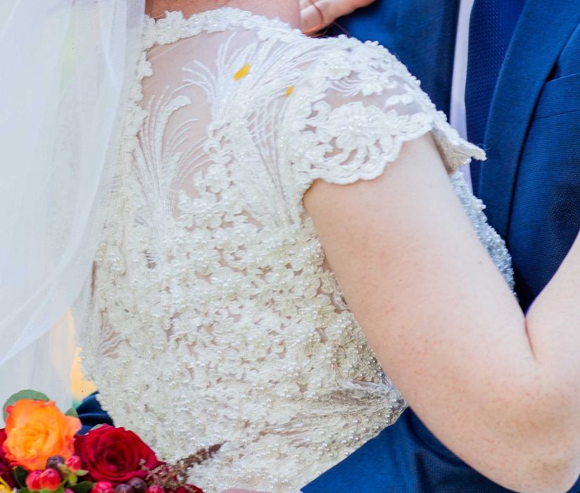 Rochie de mireasa, voal si crinolina incluse