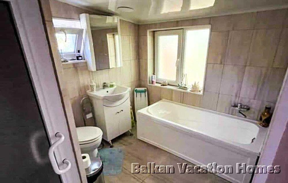 Триетажна къща с басейн и гледка море в Топола