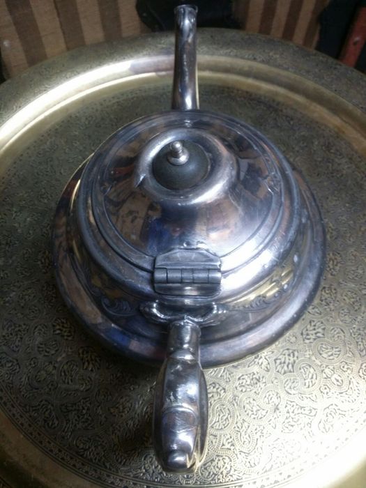 Стар посребрен чайник.