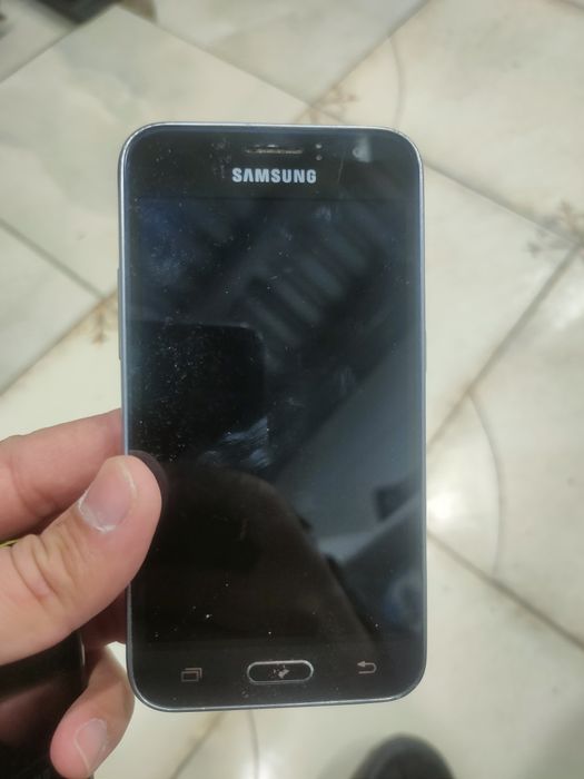 Смартфон Самсунг J1