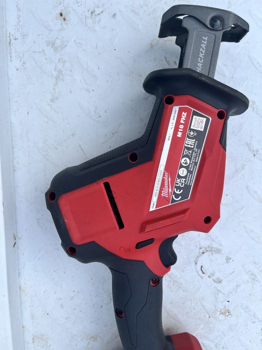 Hilti nuron bateri de 12 amp  si incarcator rapid c8 milawukee sabie fierastrau  impecabila  cu bateria de 5 amp  nu dewalt makita bosch