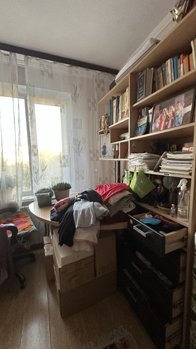 Срочно письменный стол с полками и шкафчиками