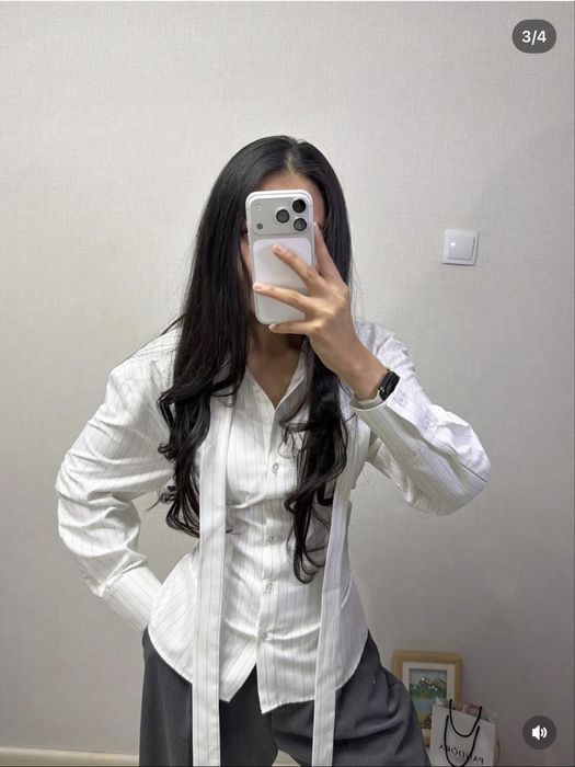 Рубашка белая из хлопка , утягивает сзади талию