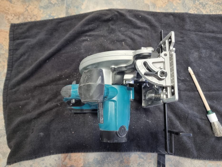 Circular Makita DSS610