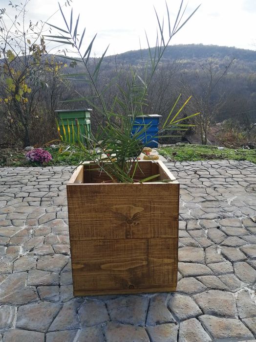 Ъглова етажерка и Дървени саксии (кашпи) за растения