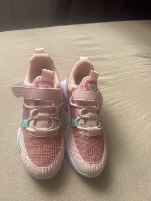 Кроссовки женские