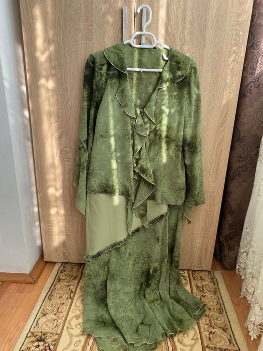 Vând costume de damă mărime 38-40 aproape noi nouțe