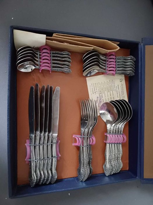 Комплекти прибори за хранене