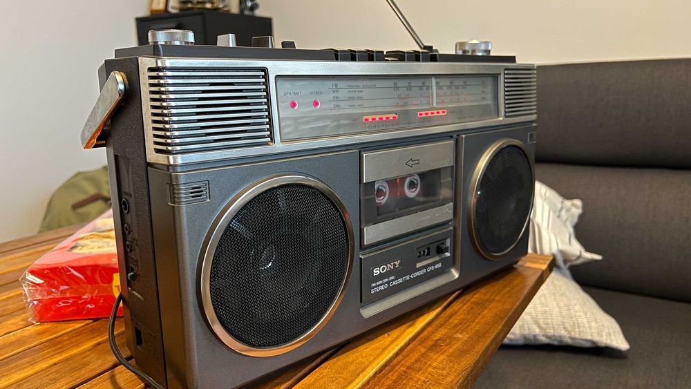 Radiocasetofon original Sony CFS-65S, fabricat în anii 1980.