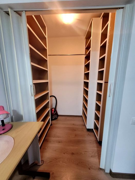 Închiriez aprt. cochet 2 cam. 299 E , open space