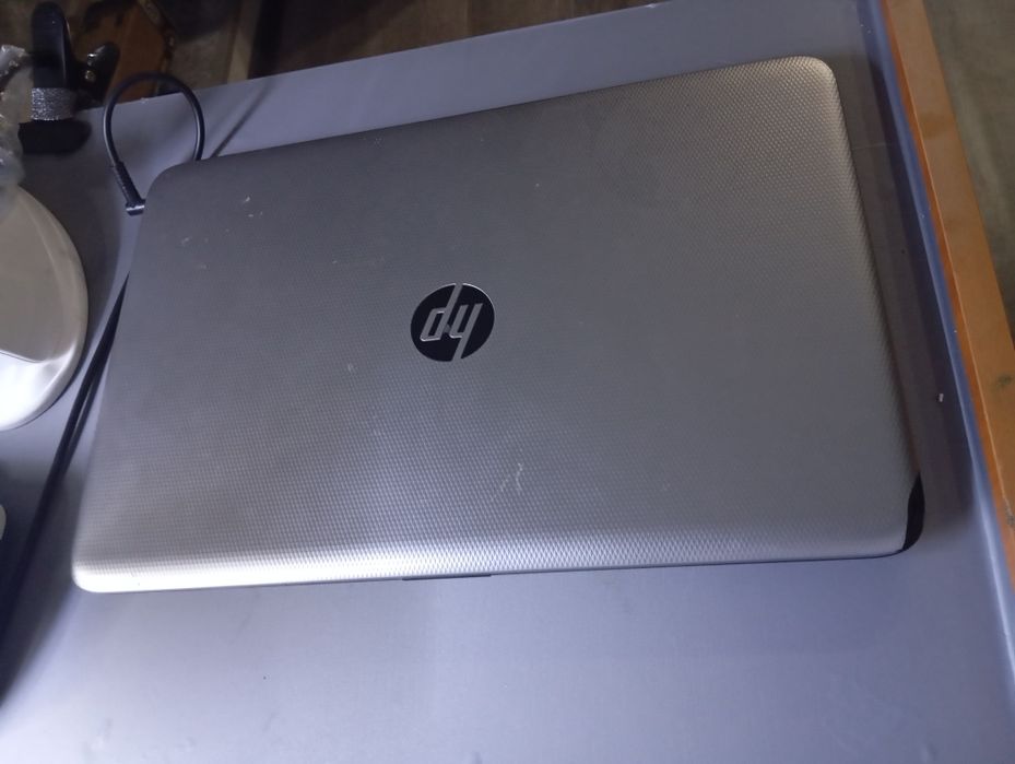 Продам ноутбук hp в среднем состоянии с сумкой рабочий