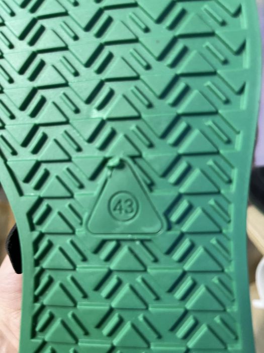 Продам новые кросовки