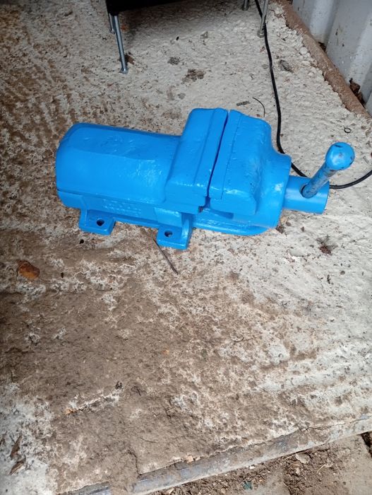 Vând menghina reductor de forță și electropompa