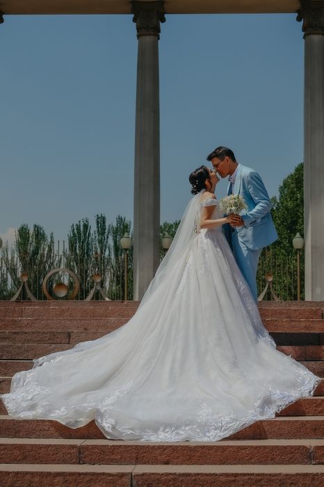 Свадебное платье с пышным шлейфом