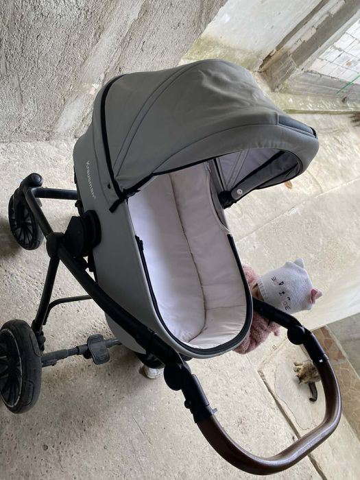 Vand cărucior bebe folosit ca nou, nu are piesele la el