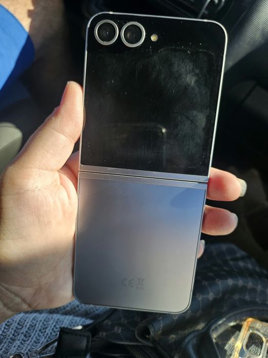 Vând urgent Samsung Z flip 6