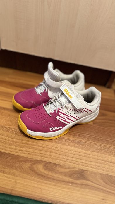 Теннисный кроссовкий